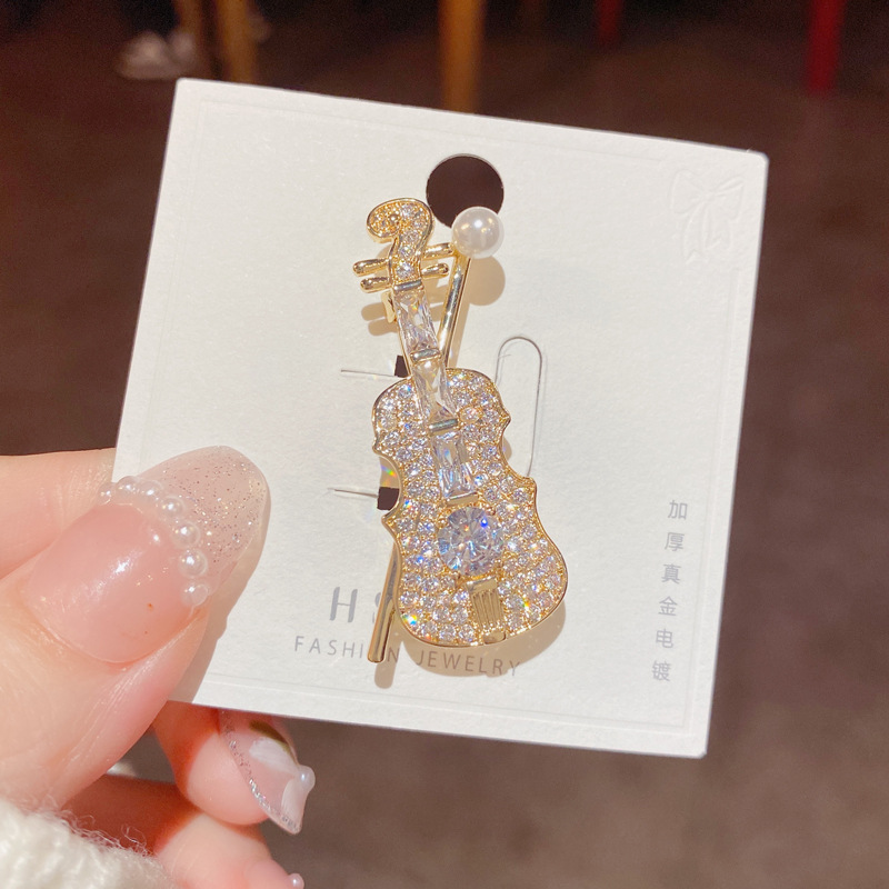 Violin Crystal Pearl Brooch gold