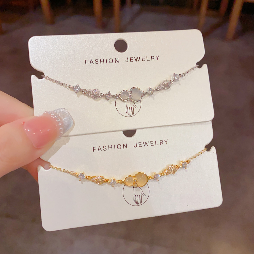 Adjustable crystal bracelet with elegant chain