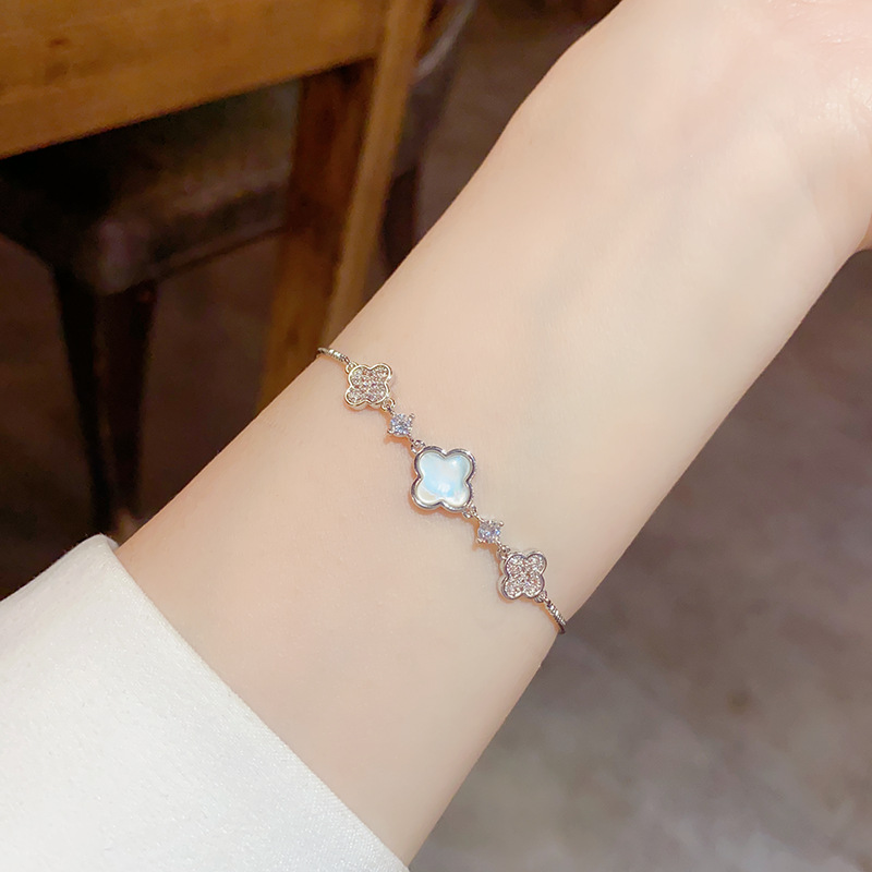 White mother of pearl effect clover bracelet